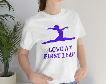 Kärlek vid första språnget t-shirt, gymnastik t-shirts, tröjor för henne, presenter till henne, t-shirts, gymnastikkläder