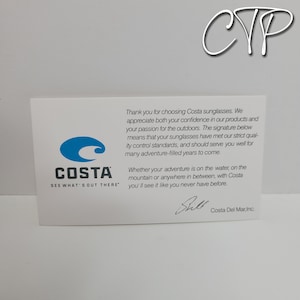 Op de afbeelding: Een witte kaart met het Costa Sunglasses-logo, met een blauw golfontwerp en de tekst "COSTA SEE WHAT'S OUT THERE." De kaart bevat tekst over de kwaliteit en de focus op avontuur van het merk.