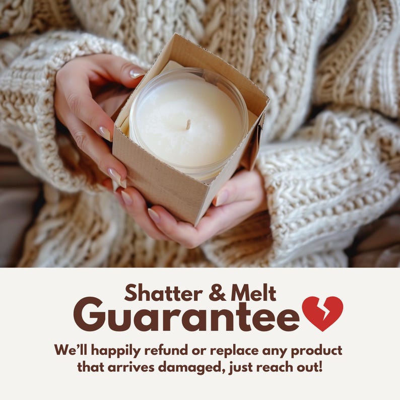 Op de afbeelding: Een witte kaars in een doorzichtige container wordt vastgehouden in een bruine kartonnen doos. De kaars heeft een enkele lont. De tekst "Shatter & Melt Guarantee" wordt hieronder weergegeven, samen met een garantie op terugbetaling of vervanging.