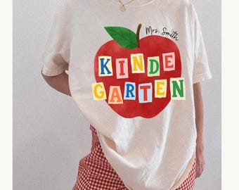 Gepersonaliseerd T-shirt met naam van de kleuterjuf, Comfort Colors® T-shirt op maat voor de kleuterjuf, T-shirt voor de start van het schooljaar voor kleuterjuffen.
