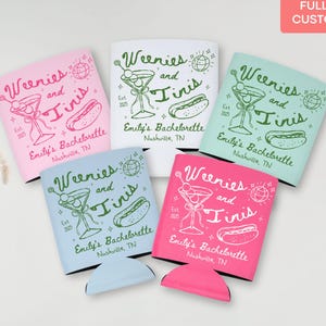 Peut inclure: Quatre glacières pour canettes roses, bleues et vertes avec un motif blanc. Le motif représente un verre à martini, des hot-dogs et le texte "Weenies and Tinis" avec les mots "Emily's Bachelorette Nashville, TN".