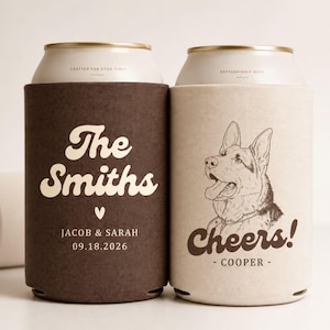 Puede incluir: Dos enfriadores de latas cilíndricos de espuma, uno marrón oscuro y otro crema, con texto y gráficos personalizados. El enfriador marrón muestra The Smiths, Jacob & Sarah y 09.18.2026. El crema presenta una ilustración de pastor alemán y Cheers! Cooper.