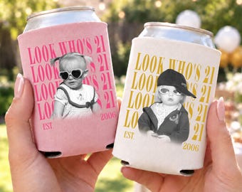 Könnte beinhalten: Zwei Dosenkühler aus Schaumstoff mit dem Text LOOK WHO'S 21 und EST 2006. Der rosa Kühler zeigt ein Schwarz-Weiß-Foto eines Kindes mit herzförmiger Sonnenbrille. Der weiße Kühler zeigt ein Kind mit Baseballkappe und Sonnenbrille.
