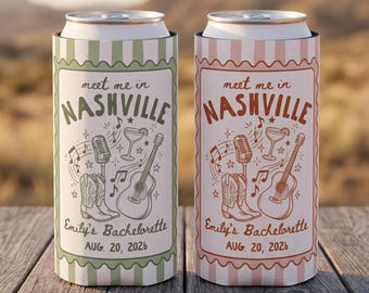 Könnte beinhalten: Zwei schlanke Dosenkühler mit gewelltem Rand und vertikalen Streifen in Salbeigrün und Altrosa. Das Design enthält den Text "meet me in NASHVILLE" und "Emily's Bachelorette AUG. 20, 2026" mit Illustrationen von einem Mikrofon, einer Gitarre und Stiefeln.
