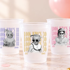 Puede incluir: Tres vasos de fiesta de plástico esmerilado con fotos de infancia en blanco y negro de niños con gafas de sol en forma de corazón. Los vasos muestran el texto Look Who's 18 Est. 2009, Look Who's 30 Est. 1997 y Look Who's 21 Est. 2006 en azul, oro y rosa.