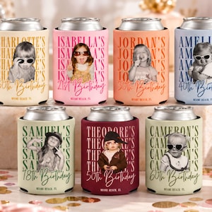 Puede incluir: Siete enfriadores de latas de espuma coloridos con nombres personalizados, edades y fotos de infancia en blanco y negro. Cada enfriador muestra un nombre, una edad y la ubicación Miami Beach, FL, en una fuente vertical repetida.