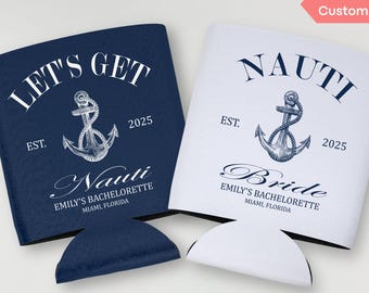 Può includere: Due refrigeratori per lattine blu e bianchi a tema nautico. Un refrigeratore dice "Let's Get Nauti" e l'altro dice "Nauti Bride". Entrambi i refrigeratori presentano un'ancora e l'anno 2025.