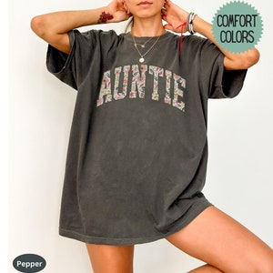 Floral Auntie Tshirt Comfort Colors®, Retro Auntie Shirts, Mothers Day Gift for New Aunt T Shirt, Pregnancy Reveal to Aunt T-Shirt, Sister