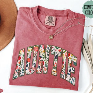 Floral Strawberry Auntie Tshirt Comfort Colors®, Retro Auntie Shirts, Mothers Day Gift for New Aunt T Shirt,Pregnancy Reveal Gift Sister Tee