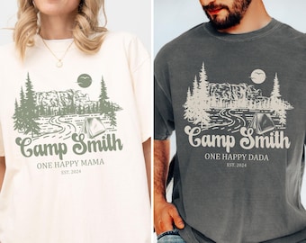 Ein glückliches Camper-Shirt 1. Geburtstags-Komfortfarben, ein glückliches Mama-Daddy-Shirt, passende Familien-Camping-Shirts, benutzerdefinierte Familiennamen-Urlaub