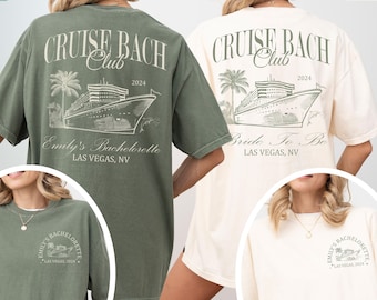 Può includere: Due magliette oversize, una verde muschio e una avorio, presentano una grafica di nave da crociera con la scritta "CRUISE BACH CLUB 2024". La maglietta verde dice "Emily's Bachelorette, Las Vegas, NV". La maglietta avorio dice "Bride To Be, Las Vegas, NV".