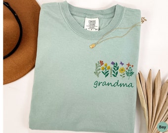 Besticktes T-Shirt mit Blumenmuster für Omas, Comfort Colors® Besticktes Grammy-T-Shirt, Muttertagsgeschenk für werdende Omas, Geschenk für Mimi und Nana