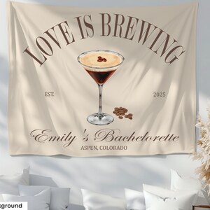 Espresso martini vrijgezellenfeest banner gepersonaliseerde koffie thema vrijgezellenfeest welkomstbord liefde is brouwen wandtapijt fotoachtergrond
