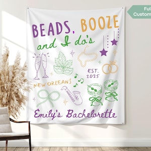 Può includere: Striscione in tessuto bianco con testo e illustrazioni viola, verdi e oro. Lo striscione recita "BEADS, BOOZE and I do's" con "Emily's Bachelorette" in basso. Include calici di champagne, una maschera, note musicali e anelli.