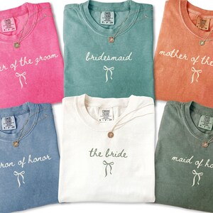 Personalisiertes Comfort Colors®-Shirt für Brautjungfern und ihre Begleiterinnen, T-Shirt für Trauzeugin und Trauzeugin, Geschenk zur Brautjungfern-Anfrage, Hochzeits-T-Shirt für die Braut-Crew Bild 13