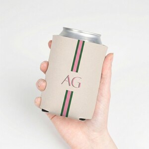 This initials can cooler is perfect for fans of the coastal grandmother aesthetic. The classic monogram design feels timeless and elevated. Great for summer gatherings and outdoor entertaining.