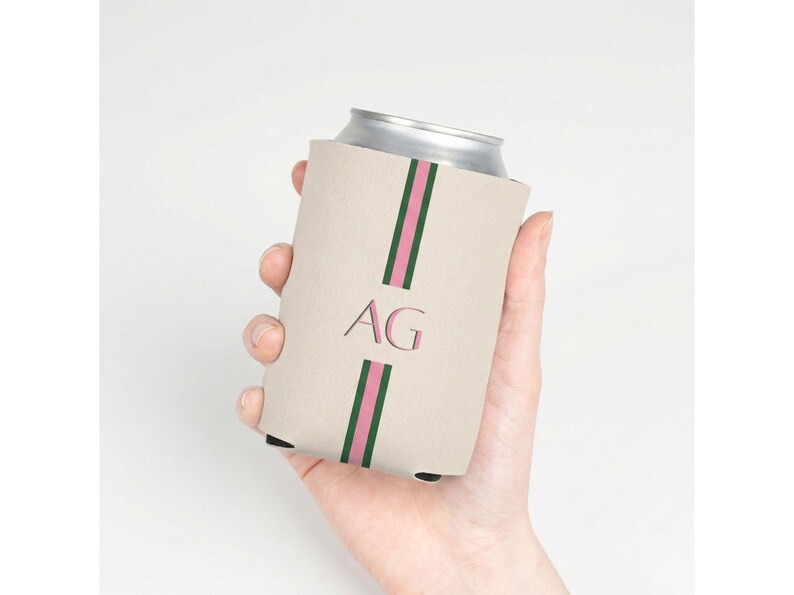This initials can cooler is perfect for fans of the coastal grandmother aesthetic. The classic monogram design feels timeless and elevated. Great for summer gatherings and outdoor entertaining.