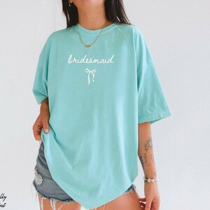 Personalisiertes Comfort Colors®-Shirt für Brautjungfern und ihre Begleiterinnen, T-Shirt für Trauzeugin und Trauzeugin, Geschenk zur Brautjungfern-Anfrage, Hochzeits-T-Shirt für die Braut-Crew Bild 16