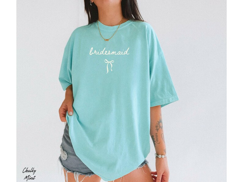 Personalisiertes Comfort Colors®-Shirt für Brautjungfern und ihre Begleiterinnen, T-Shirt für Trauzeugin und Trauzeugin, Geschenk zur Brautjungfern-Anfrage, Hochzeits-T-Shirt für die Braut-Crew Bild 16