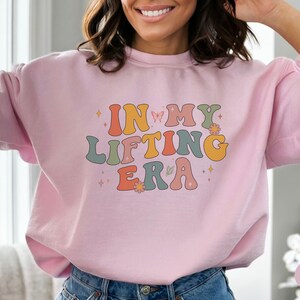 Bold sweatshirt with a playful In My Lifting Era message. A great choice for powerlifters or anyone who’s passionate about lifting heavy.