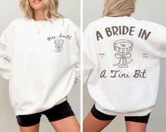 Eine Braut in einem Tini Bit-Sweatshirt Personalisierte Espresso Martini-Braut-Hemd Benutzerdefinierte Zukunft Mrs Shirt Tini Bit verlobtes Geschenk für Verlobten Hoodie