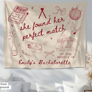 Könnte beinhalten: Elfenbeinfarbene Tapisserie mit karminroten Illustrationen und Text. Das Design umfasst Streichholzschachteln, Champagner, Martinigläser und den Satz "she found her perfect match". Der Text unten lautet "Emily's Bachelorette, Nashville, TN, EST. 2026."