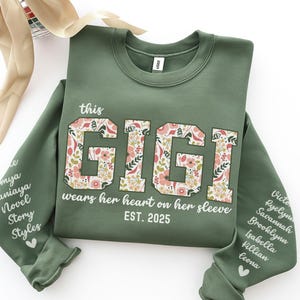 Dieses Gigi trägt ihr Herz auf ihrem Ärmel Sweatshirt, personalisiertes Blumen Gigi Shirt Enkelname