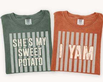 "She's My Sweet Potato I Yam" shirt, grappig T-shirt voor stellen met bijpassende Thanksgiving-print, T-shirt voor vriend en vriendin met herfstprint, T-shirt voor man en vrouw met Thanksgiving-print.