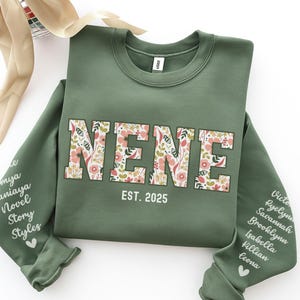 Kundenspezifisches Blumen-Nene-Sweatshirt mit dem Kindernamen auf dem Ärmel, personalisiertes Oma Nene Est Rundhals-Weihnachtsgeschenk für Grammy Nene-Hemd