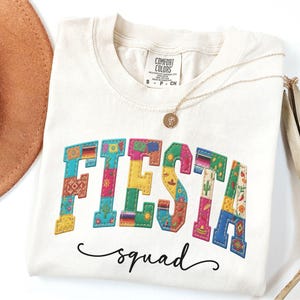 Op de afbeelding: Een witte keramische mok met een zwart handvat en de tekst "But First, Coffee" in handschriftstijl. De mok staat op een wit oppervlak. De mok is ongeveer 10 cm hoog.