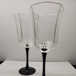 Set of 2 stemmed wine glasses
