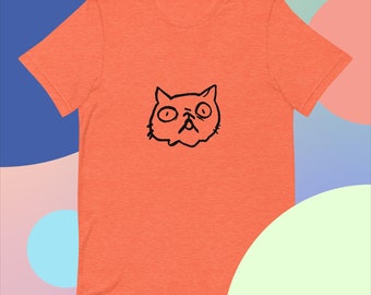 Puede incluir: Camiseta naranja con una ilustración en blanco y negro de la cara de un gato sorprendido.