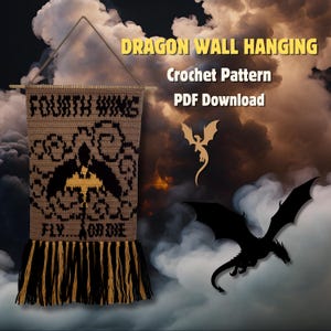 Puede incluir: Un tapiz de pared de ganchillo con el texto "FOURTH WING" y "FLY OR DIE". El diseño beige y negro presenta un motivo de dragón y flecos. La imagen también incluye las palabras "DRAGON WALL HANGING", "Crochet Pattern" y "PDF Download".