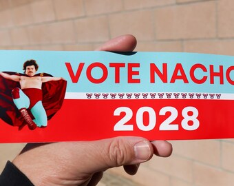Vota Nacho 2028 (con capa) Calcomanía para parachoques brillante de 9'' x 3'' (Nacho Libre)