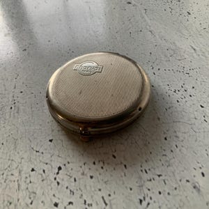 1920er Charvai Paris Puderdose. Beauty Accessoire. Flapper Ära Kosmetik. Hohe Mode. Paris. New York. Tre-Jur Inc. Gebrochener Spiegel.