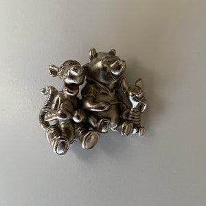 Broche vintage da Disney. Ursinho Pooh. Tigrão. Leitão. Ursinho Pooh. Joias de grife. Estanho prateado, metal branco. Livro de histórias em quadrinhos.