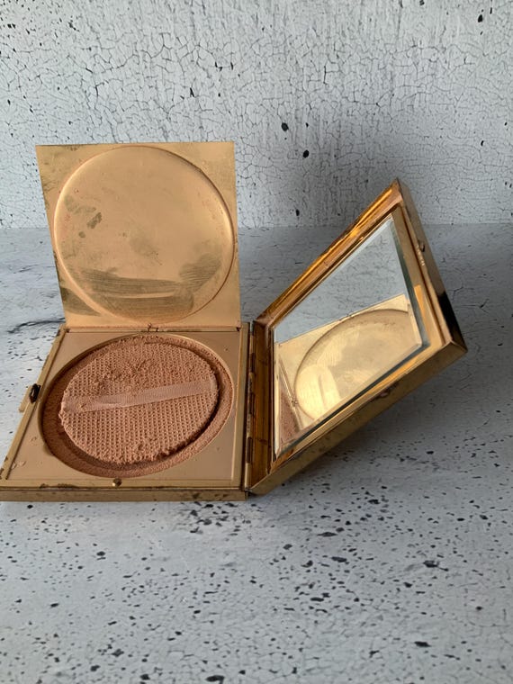 Mercedes Emrich powder compact. 1960’s. Bevelled mirror, puff compartment. Vintage cosmetics. Beauty. Salon. Fashion accessory. 35% off. View 3