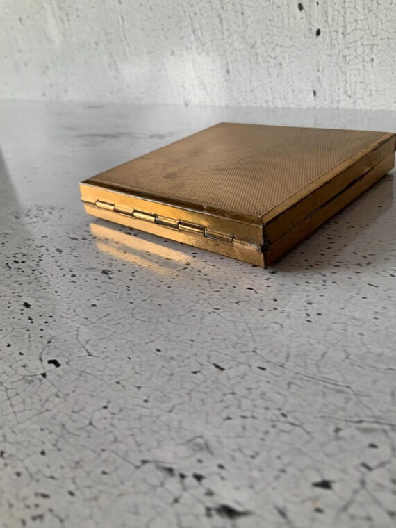 Mercedes Emrich powder compact. 1960’s. Bevelled mirror, puff compartment. Vintage cosmetics. Beauty. Salon. Fashion accessory. 35% off. View 4