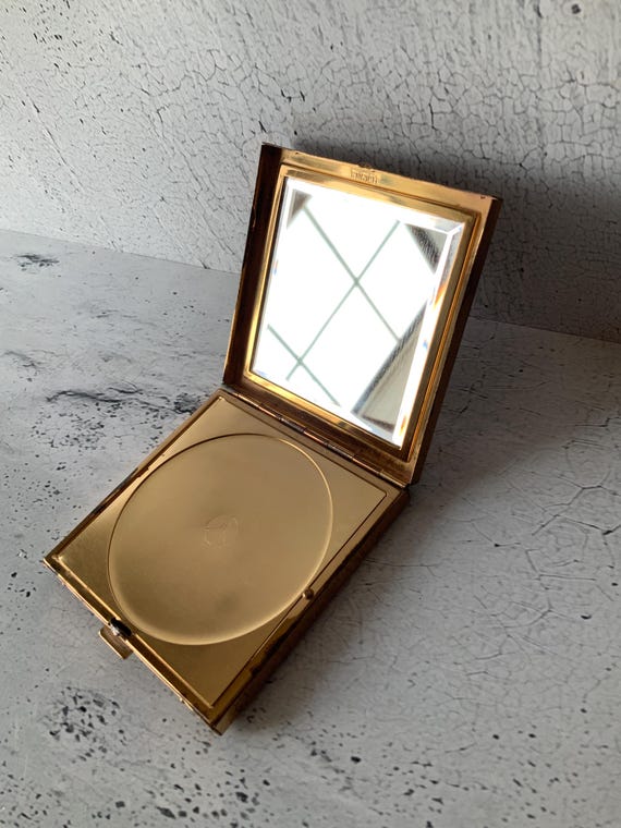 Mercedes Emrich powder compact. 1960’s. Bevelled mirror, puff compartment. Vintage cosmetics. Beauty. Salon. Fashion accessory. 35% off.