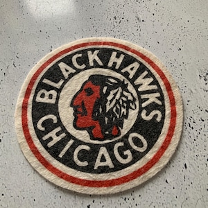 Chicago Black Hawks tröjamärke. 1940-talet. Sent 40-tal, tidigt 50-tal. NHL-hockeylagets vapen i filt. Insignier. Sportsamlarföremål. Sex stycken original.
