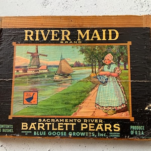 River Maid Fruit Crate side. Anni '40. Etichetta di carta. Pere Bartlett. Blue Goose growers inc. Fullerton California. 4/5 bushel. Prodotto degli USA.