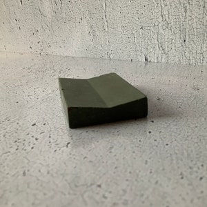 Pietra per affilare a punta larga. Conica. Per affilare le frecce. Pietra per affilare il bisello. Molto fine al tatto. Probabilmente grana 600 o più. 6,3 cm x 4,4 cm. Spessore di circa 1,2 cm.