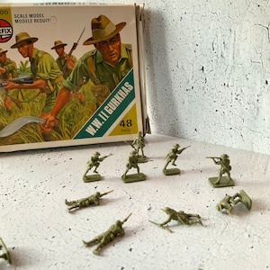 Könnte beinhalten: Eine Schachtel mit Plastik-Modell-Soldaten, mit einem Bild von Soldaten auf der Vorderseite. Die Schachtel trägt die Aufschrift "W.W. II GURKHAS" und "48 PIECES". Die Soldaten sind in verschiedenen Posen, halten Gewehre und andere Waffen.