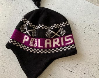 Gorro vintage de carreras Polaris. Gorro de invierno. Sin usar. Borlas y corbatas. Motos de nieve y deportes de invierno vintage. Polaris triple. 500 Millas de Indianápolis. Trineos.