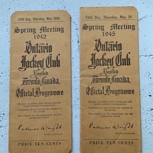 Könnte beinhalten: Zwei alte braune Papiertickets für das Spring Meeting des Ontario Jockey Clubs, eines aus dem Jahr 1942 und eines aus dem Jahr 1945. Beide Tickets kosten zehn Cent.