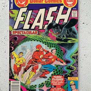 Puede incluir: Una portada de cómic con Flash, un superhéroe con un traje rojo con rayos, luchando contra una criatura parecida a un gorila. La portada se titula "The Flash Spectacular" y presenta el texto "Three Flashes shatter the super-speed barrier... to face the fury of Super-Gorilla Grodd!" y "Special Guest Star Johnny Quick".