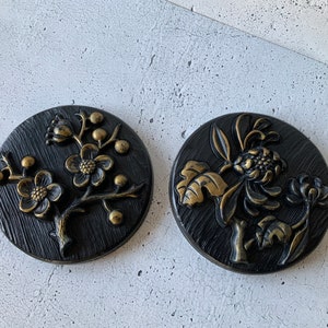 Miller Studio 1973 krijtwerk. Gesigneerd. Prachtige zwart-gouden bloemenplaquettes. In uitstekende staat. Wanddecoratie. Vintage gebeeldhouwd