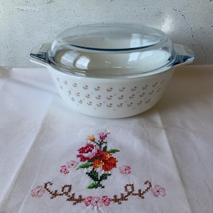 Pyrex of England 1980’s Casserole dish with lid. Laura Ashley. Tulips. Vintage cookware. Collectible baking ware. Kitchenwares. 2qt. Lidded.