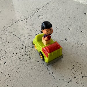 Lucy Peanuts toy car. Spring wind. Kinetic. Charles M. Schulz.Vintage toy. Cartoon character. Wind up toy. Racer. Plastic. U.F.S. China.