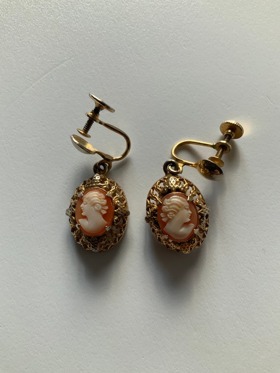 Boucles D'oreilles Clips Anciennes Or Et Camée Fer Décor Antique - 1994 - Occasion